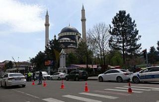 Bingöl’de yoğun olan caddeler kısıtlamayla sessizliğe...