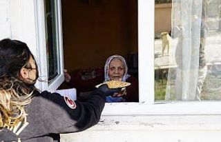 Bir tas sıcak yemek için ekiplerin yolunu gözlüyorlar