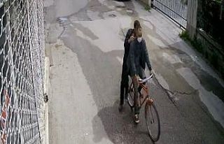Bisiklet hırsızları önce kameraya sonra polise...
