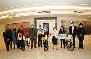 Bisiklet ödüllü resim yarışmasında kazananlar...