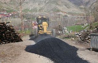 Bitlis’te kış aylarında bozulan yollar belediye...