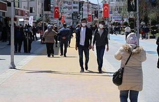 Bolu’da güneşli havayı fırsat bilenler caddeleri...