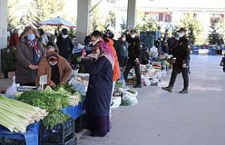 Bolu’da kısıtlama öncesi halk pazarlarının...