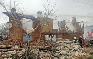 Bolu’da yanan 2 katlı ev kullanılamaz hale geldi