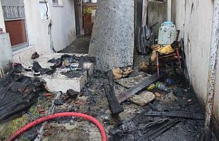 Boş evde çıkan yangın yan eve sıçradı