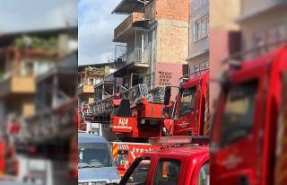Boş evde yangın çıktı, üst kattakiler dumandan...
