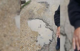 Bozuk yollar esnafları çileden çıkardı