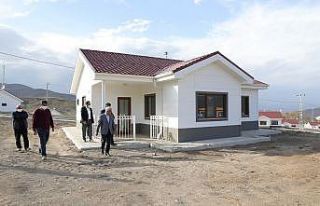 Bulutlu’daki deprem evlerinin geçici kabulü yapıldı