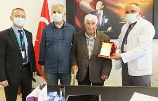 Burhaniye’de 96 yaşındaki hayırsevere plaketli...