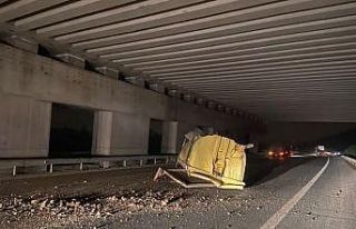 Bursa’da kamyonun dorsesi üst geçide takılınca...