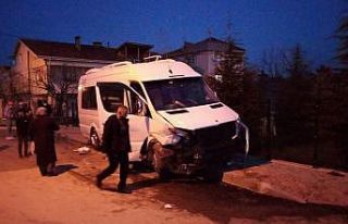 Bursa’da servis midibüsü ile otomobil çarpıştı:...