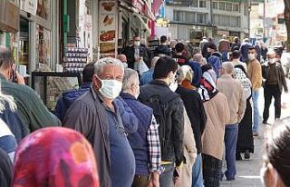 Bursa’da yüzlerce metre et kuyruğu