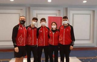 Bursalı gençler eskrimde dünya şampiyonluğu için...