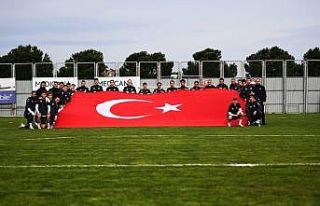 Bursasporlu futbolcular dev Türk Bayrağı açtı