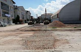 Caddede giderken otomobili ile çukura düştü