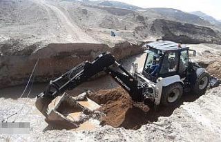 Çaldıran’da hasar gören yollar onarılıyor