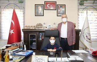 Çameli Belediye Başkanı Arslan koltuğunu çocuklara...