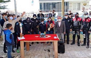 Cami cemaatinden polise yaş pastalı kutlama
