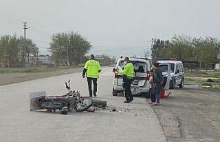 Çarptığı ticari aracın içine düştü