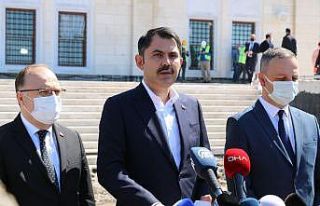 Çevre ve Şehircilik Bakanı Kurum, Uzunmehmet Camii’ni...