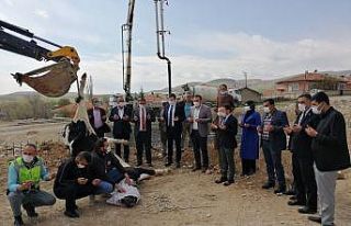 Çiçekdağı ilçesinde belediye binası ve kültür...