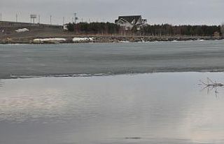 Çıldır Gölü’nde buzlar çözülmeye başladı