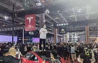 Çinli kadından Tesla protestosu: Fuarda aracın...