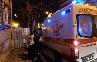 Cinnet geçiren genç kendini bıçakla yaraladı