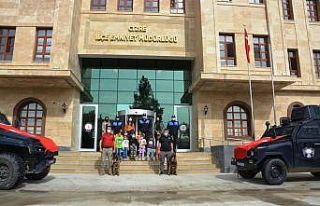 Cizre’de minik öğrenciler emniyet müdürlüğünü...