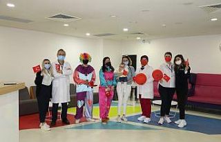 Çocuk hastalar için hastaneye palyaço getirdiler