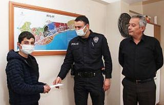 Çocuk yerde bulduğu parayı polise teslim etti