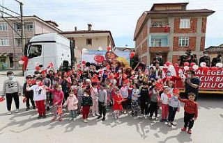 Çocuklar bayramın 101. Yıl çoşkusunu 102 mahallede...