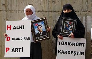 Çocukları dağa kaçırılan ailelerin HDP önündeki...