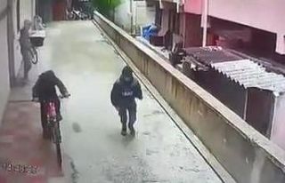 Çocukların bisiklet hırsızlığı kamerada