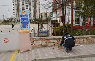Çocuklarının okulunun önünde kayınpederini öldürdü