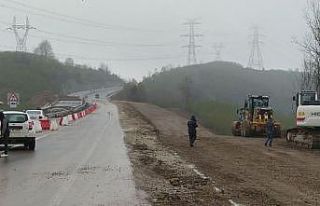 Çöken yoldaki çalışmalara sağanak yağmur engeli