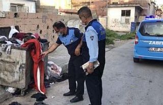 Çöpe atılan Türk bayrağını zabıta çıkardı