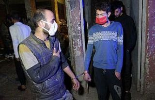 Çöpten buldukları kelepçeyle birbirini bağlayıp...