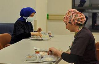 Covid-19 servisinde hemşirelerin ilk iftarı