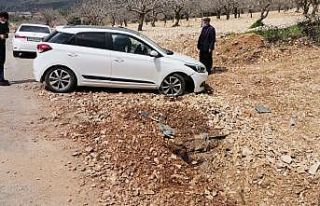 Çukura düşen otomobil kaza yaptı