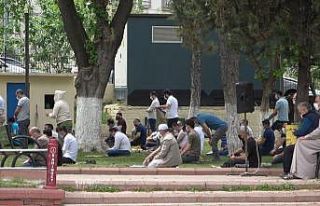 Cuma namazını park ve cami avlusunda kıldılar