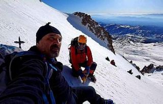 Dağcılar 23 Nisan coşkusunu Erciyes’in zirvesinde...