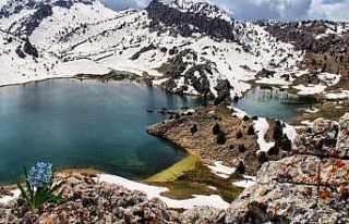 Dağların zirvesindeki Karagöl manzarasıyla hayran...