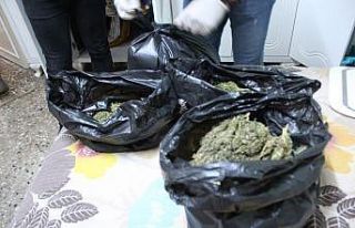 Dedektör köpeğin yoğun tepkisi zulayı ortaya...