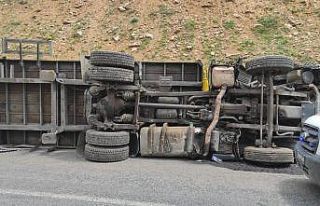 Demir yüklü tır devrildi: 1 yaralı