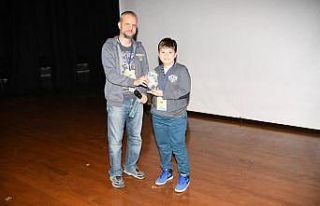 Depremde kaybolan ödülüne kavuştu