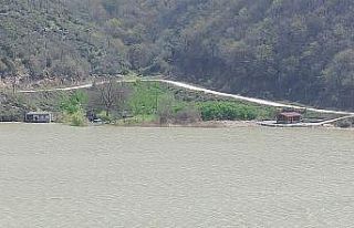 Derbent Baraj Gölü kenarında ruhsatsız karavanlar...