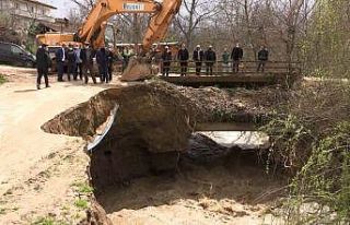 Dereler taştı, yollarda toprak kayması oldu