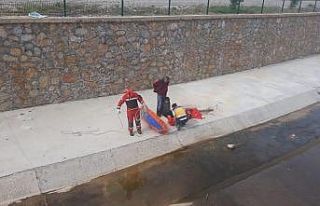 Dereye düşen çocuğu itfaiye ekipleri kurtardı