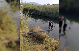 Dereye düşen otomobilin üstüne çıkarak kurtarılmayı...